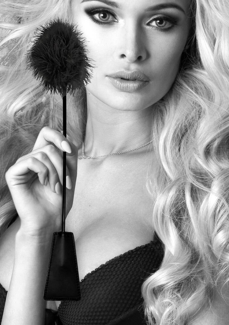 Fusta Pluma Cosquilleador Negro Ouch!
